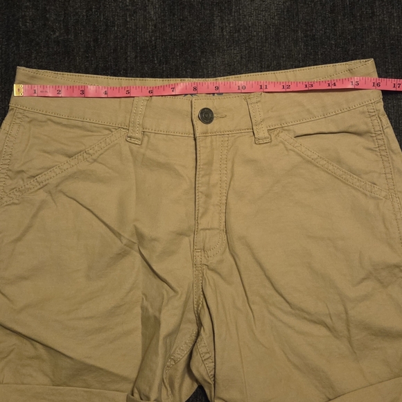 Women's Roll-Cuff Cargo Carpenter Shorts in Khaki. Size 10 - Picture 5 of 6